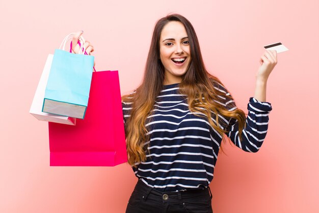 Joven mujer bonita con bolsas de compras