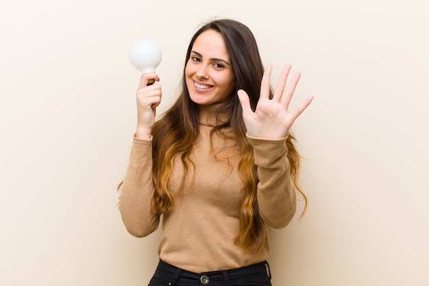 Joven mujer bonita con bombilla, tener una idea