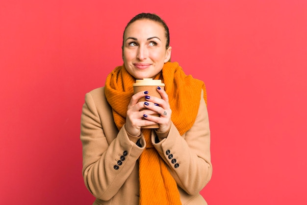 Joven mujer bonita con un café para llevar