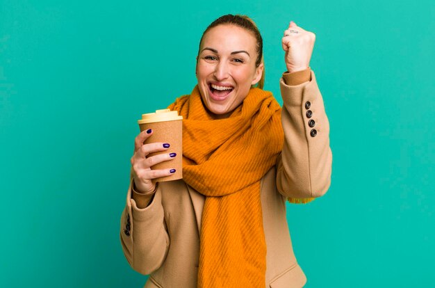 Joven mujer bonita con un café para llevar