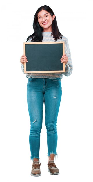 Joven mujer bonita con un cartel