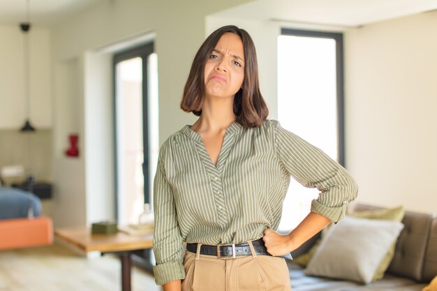 joven mujer bonita en casa