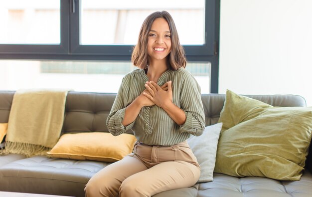 joven mujer bonita en casa