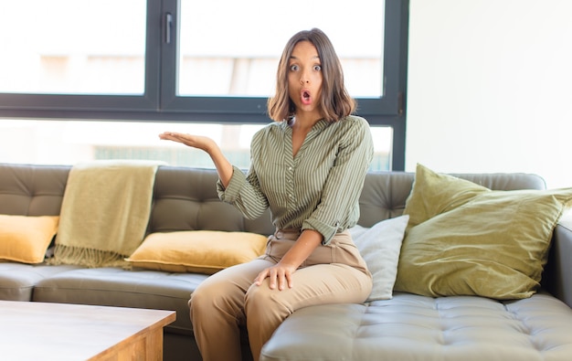 joven mujer bonita en casa