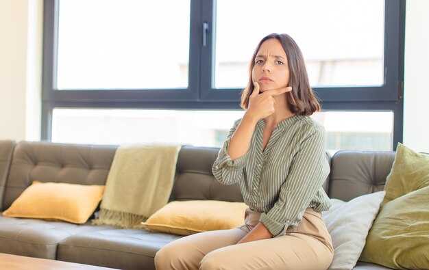 joven mujer bonita en casa