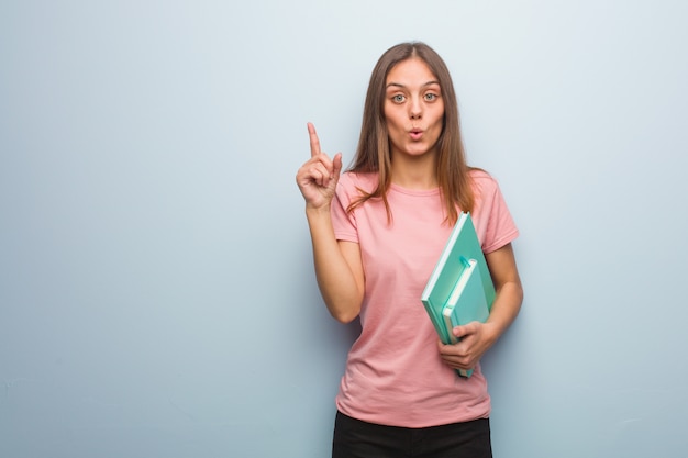 Joven mujer bonita caucásica teniendo una gran idea