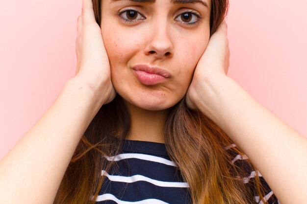 Foto joven mujer bonita cerca