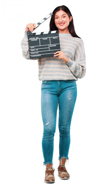 Foto joven mujer bonita con una claqueta de cine