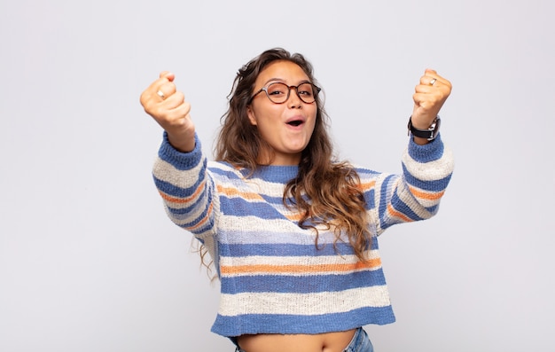 Foto joven mujer bonita contra la pared aislada