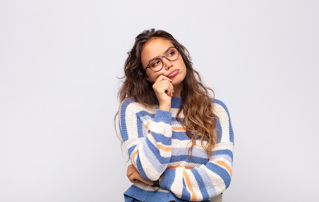 joven mujer bonita contra la pared aislada