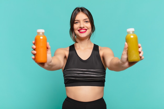 Joven mujer bonita deporte expresión feliz y celebración batido