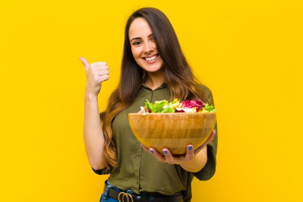 Joven mujer bonita con una ensalada.