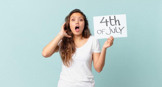 Joven mujer bonita gritando con las manos en el aire concepto del día de la independencia