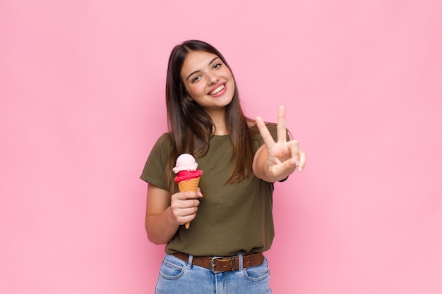 joven mujer bonita con un helado