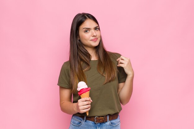 joven mujer bonita con un helado