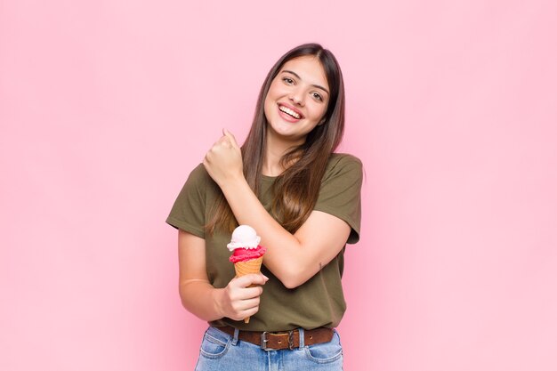 joven mujer bonita con un helado