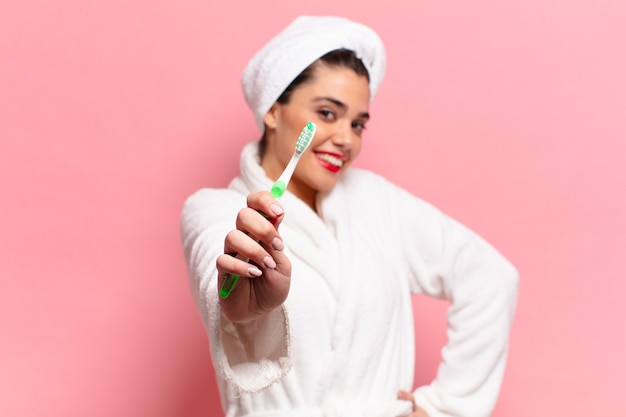 Joven mujer bonita hispana feliz y sorprendido concepto de cepillo de dientes de expresión