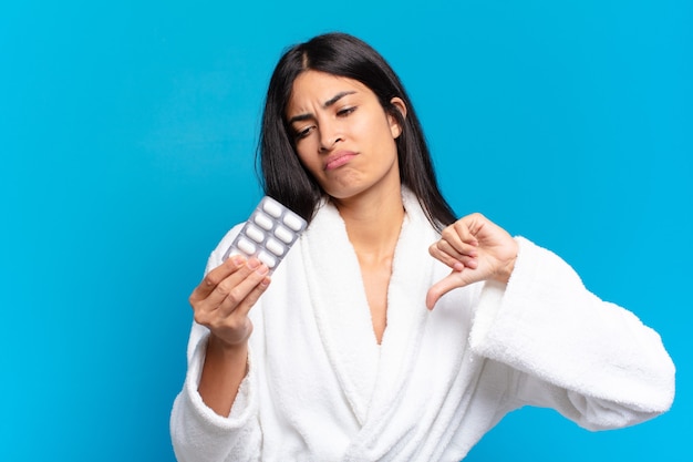 Foto joven mujer bonita hispana con tableta de píldoras. concepto de enfermedad