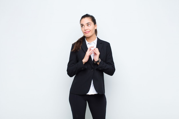 Joven mujer bonita intrigando y conspirando, pensando trucos y trucos tortuosos, astuto y traicionando el concepto de negocio