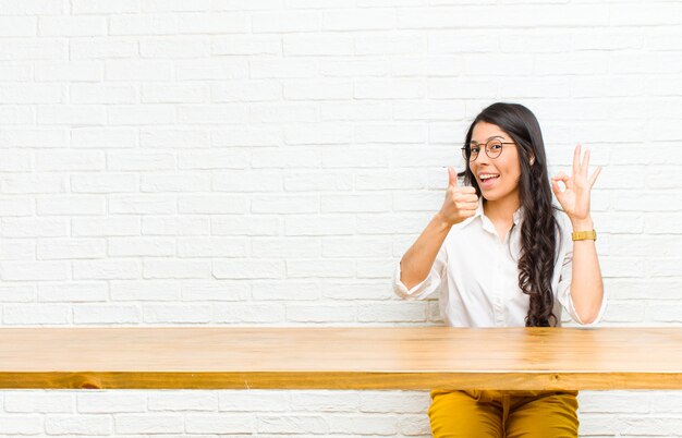 Joven mujer bonita latina se siente feliz