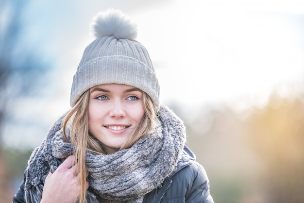 Joven mujer bonita con nieve en invierno