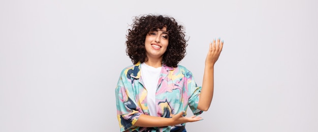 joven mujer bonita con pelo rizado