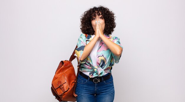 joven mujer bonita con pelo rizado