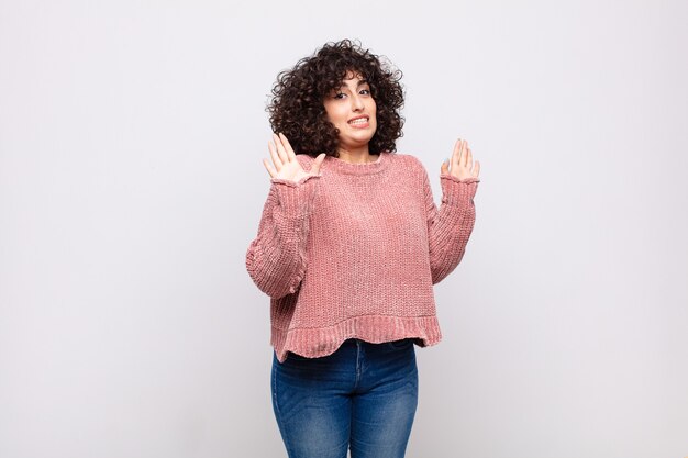 joven mujer bonita con pelo rizado