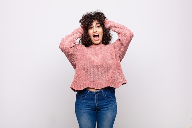 joven mujer bonita con pelo rizado