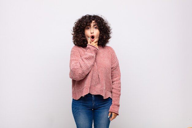 joven mujer bonita con pelo rizado