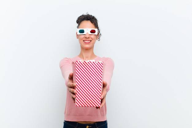 Joven mujer bonita con pop callos y gafas 3d contra blanco