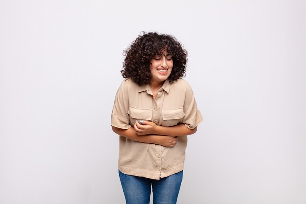 joven mujer bonita riendo con pelo rizado