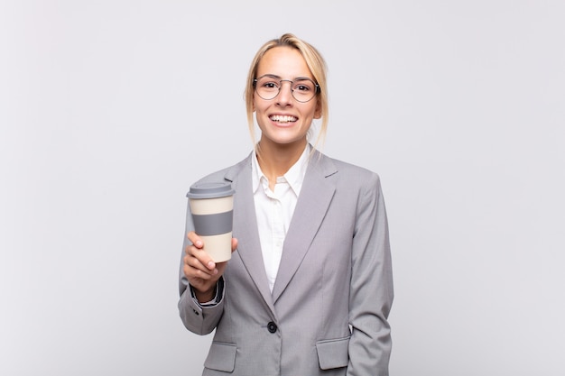 Joven mujer bonita rubia con un café para llevar