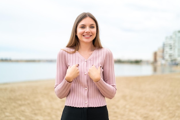 Joven mujer bonita rubia con expresión facial sorpresa