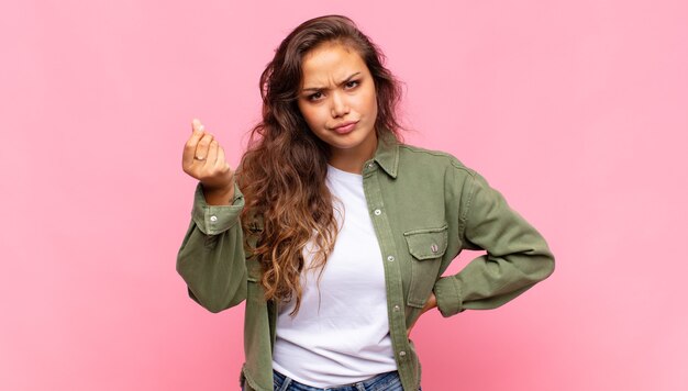 joven mujer bonita sobre fondo rosa