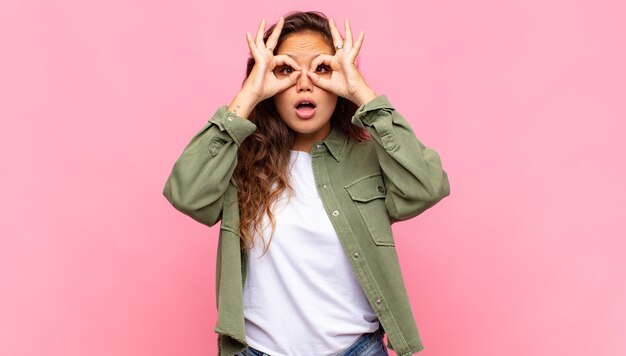 Foto joven mujer bonita sobre fondo rosa