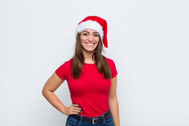 Joven mujer bonita con sombrero de santa. Concepto de navidad.