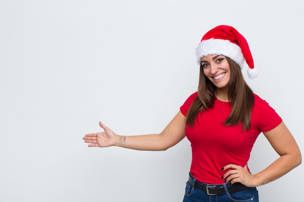 Joven mujer bonita con sombrero de santa. Concepto de navidad.