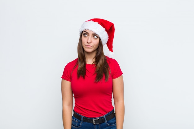 Joven mujer bonita con sombrero de santa. Concepto de navidad.