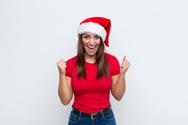 Joven mujer bonita con sombrero de santa. Concepto de navidad.