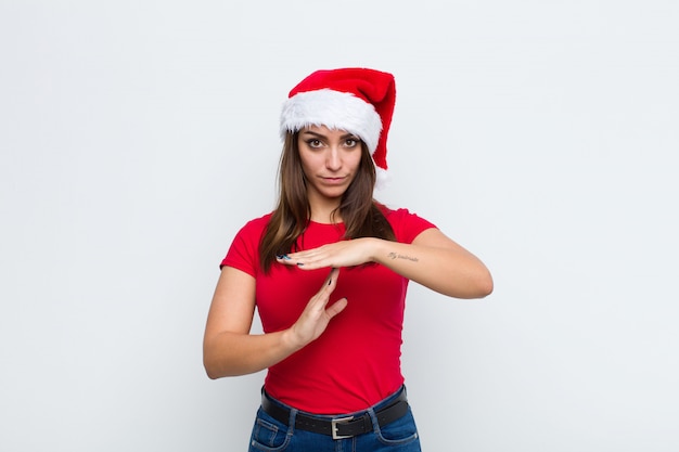 Joven mujer bonita con sombrero de santa. Concepto de navidad.