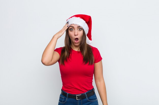 Joven mujer bonita con sombrero de santa. Concepto de navidad.