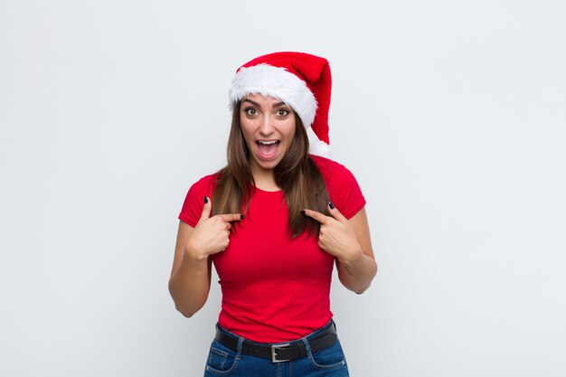 Joven mujer bonita con sombrero de santa. Concepto de navidad.