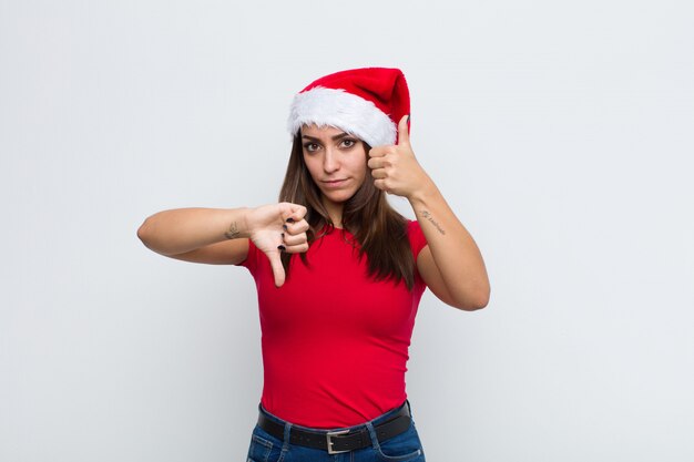 Joven mujer bonita con sombrero de santa. Concepto de navidad.