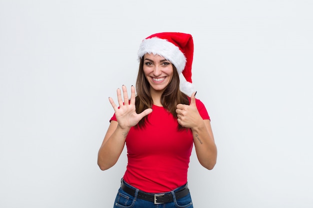 Joven mujer bonita con sombrero de santa. concepto de navidad.