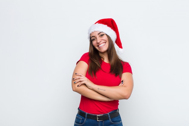 Joven mujer bonita con sombrero de santa. Concepto de navidad.