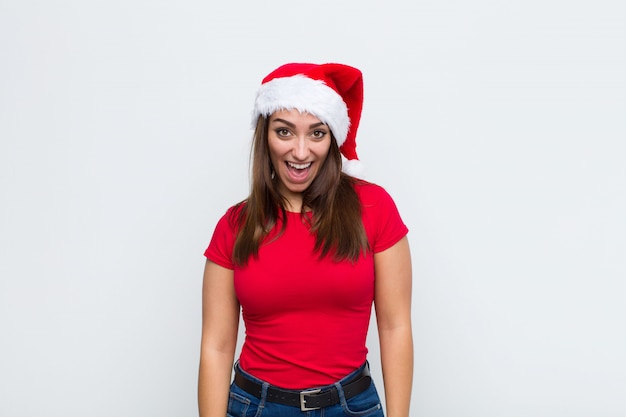 Joven mujer bonita con sombrero de santa. Concepto de navidad.