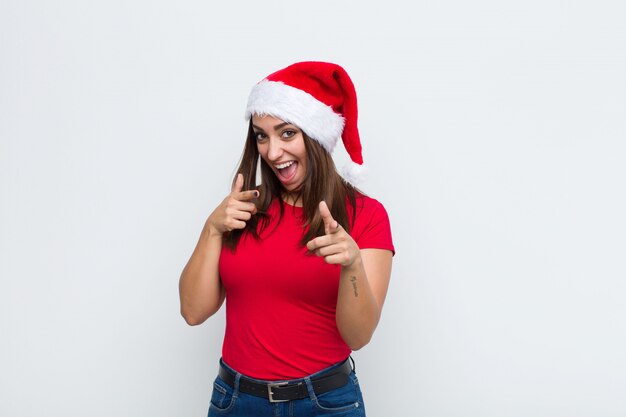 Joven mujer bonita con sombrero de santa. Concepto de navidad.