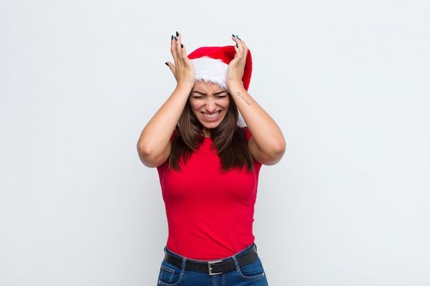 Joven mujer bonita con sombrero de santa. Concepto de navidad.