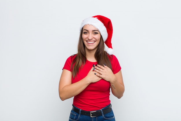 Joven mujer bonita con sombrero de santa. Concepto de navidad.